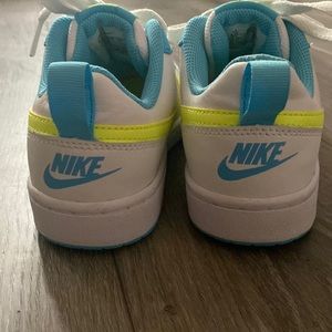 Nike big girls leather, 4.5Y, only worn once!